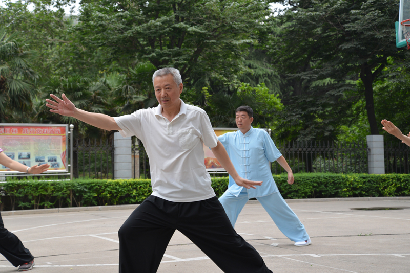 聘請(qǐng)陳式太極拳知名教練教學(xué)，開(kāi)展太極拳興趣小組活動(dòng)。