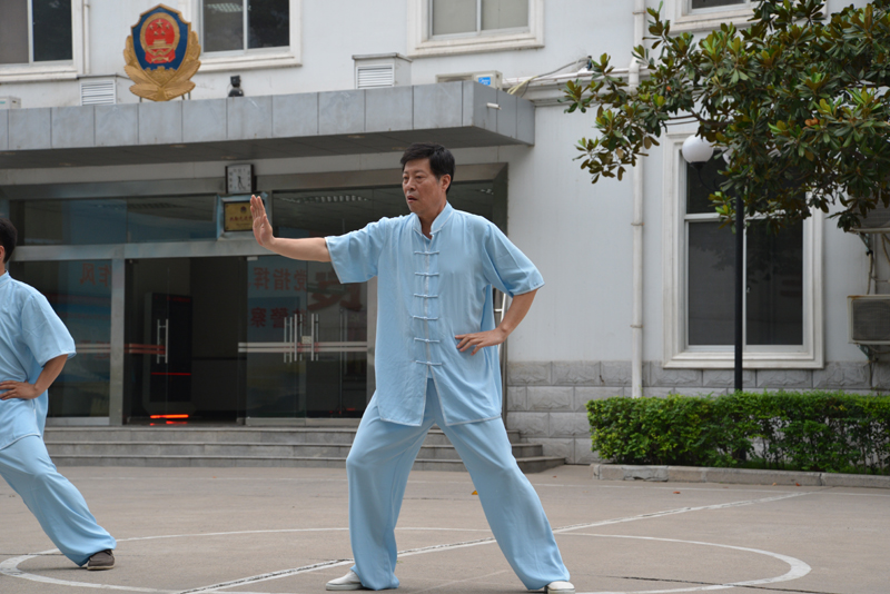 聘請(qǐng)陳式太極拳知名教練教學(xué)，開(kāi)展太極拳興趣小組活動(dòng)。