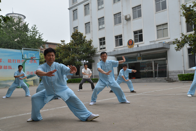 聘請(qǐng)陳式太極拳知名教練教學(xué)，開(kāi)展太極拳興趣小組活動(dòng)。