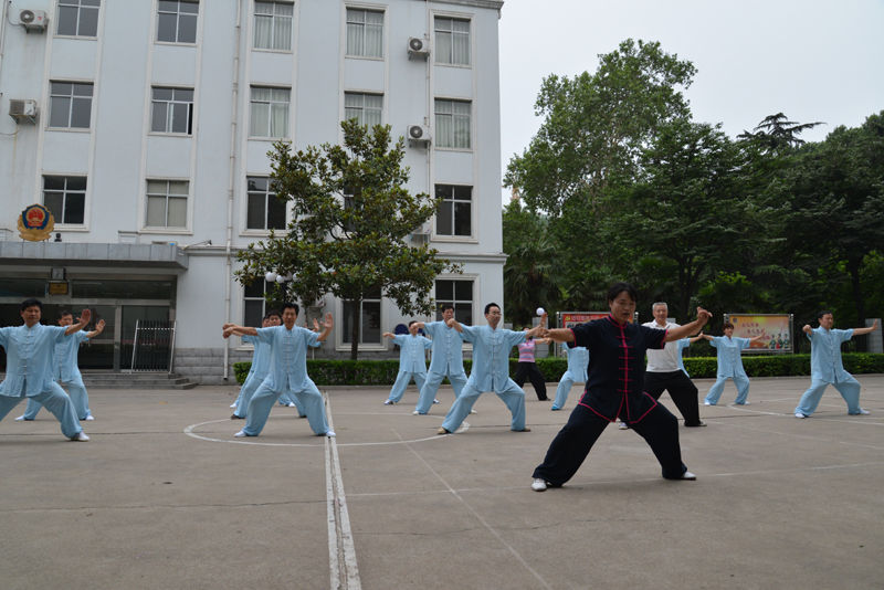 聘請(qǐng)陳式太極拳知名教練教學(xué)，開(kāi)展太極拳興趣小組活動(dòng)。