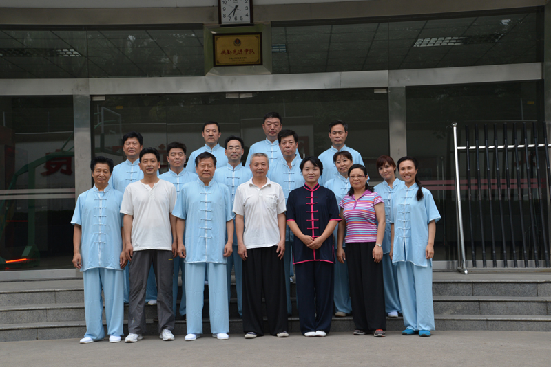 聘請(qǐng)陳式太極拳知名教練教學(xué)，開(kāi)展太極拳興趣小組活動(dòng)。