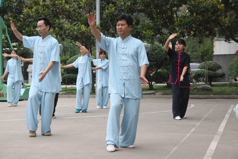 聘請(qǐng)陳式太極拳知名教練教學(xué)，開(kāi)展太極拳興趣小組活動(dòng)。